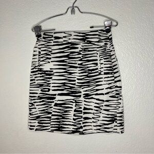 TRINA TURK white black striped zebra straight pencil skirt size 0